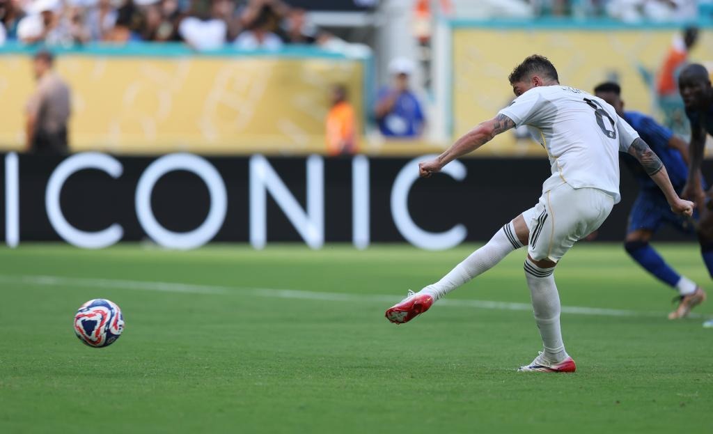 为什么外野手在处理阳光下的高飞球时习惯性地采用侧身接捕姿态